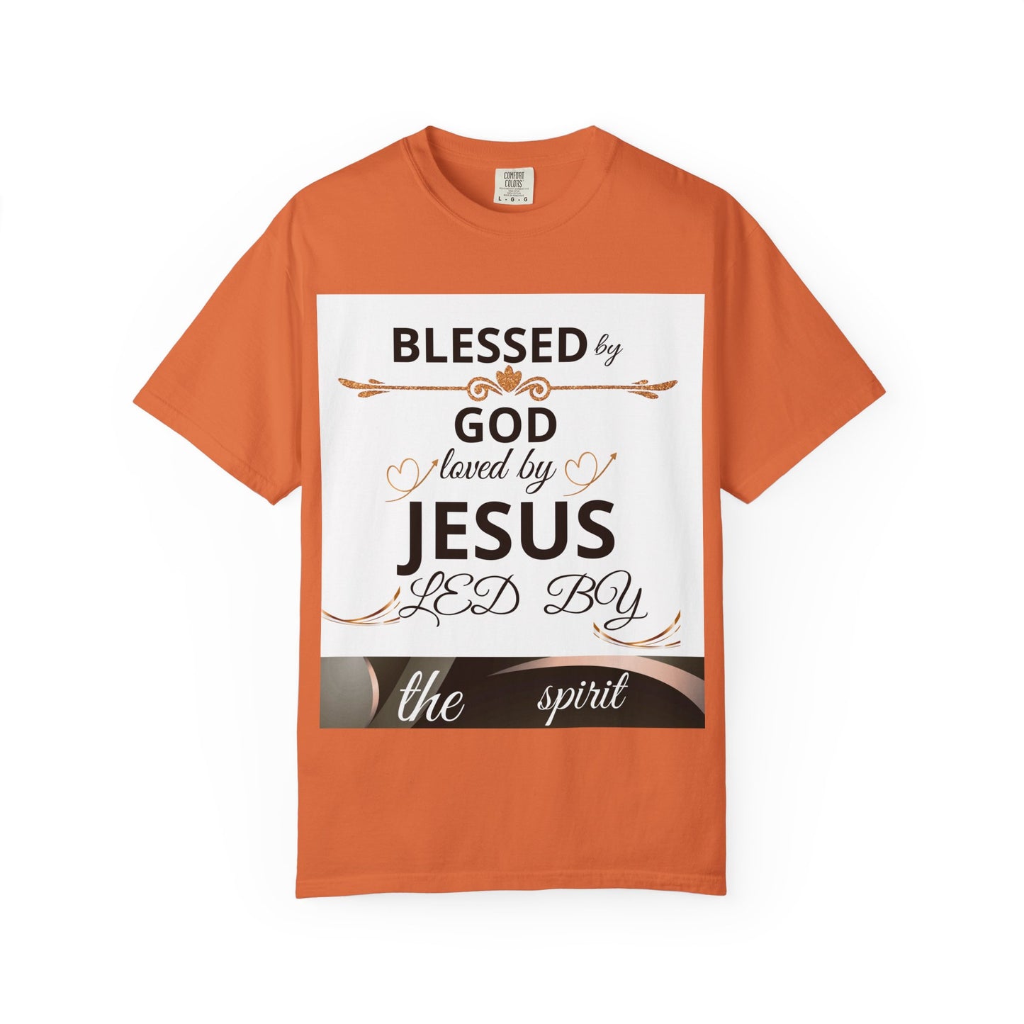 Camiseta unisex de teñido en prenda con diseño religioso y mensaje de fe, ideal para iglesia, familia y viajes, de Printify.