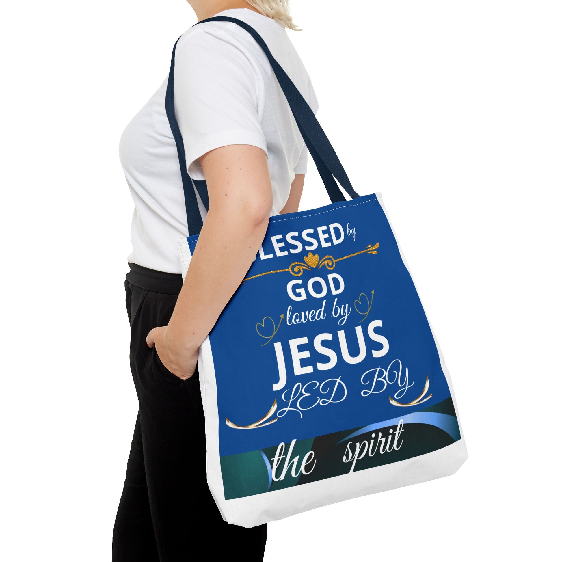 Bolso de mano cristiano para madres con mensaje inspirador "Confiando en Dios en todo" en diseño de Printify.