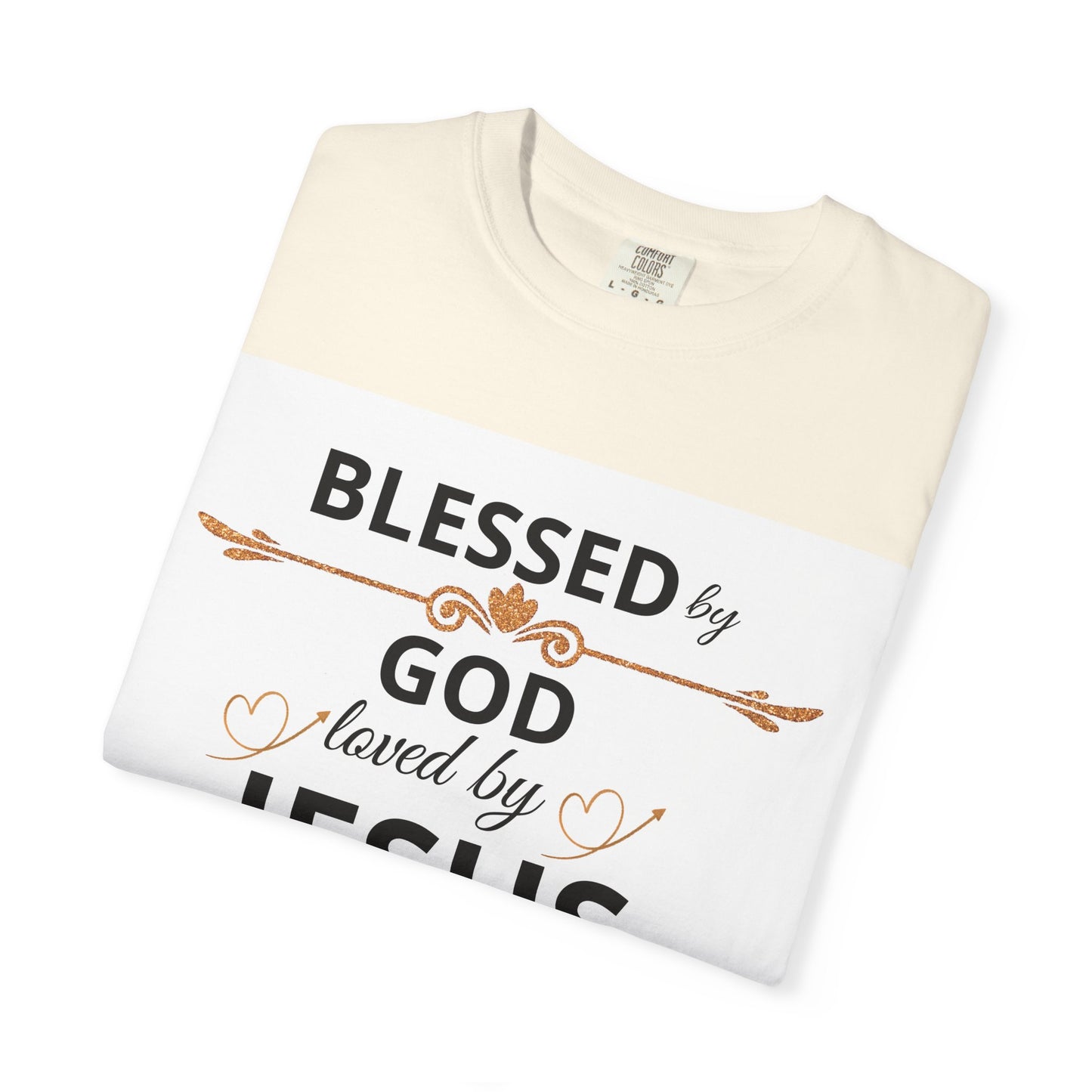Camiseta unisex Blessed by God de Printify, camiseta de color lavado con mensaje religioso para iglesia, familia y viajes.
