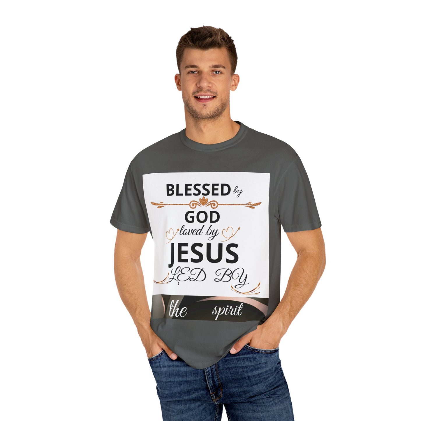 Camiseta unisex Blessed by God de Printify, tela teñida, con mensaje de fe para iglesia, familia y viajes en estilo cristiano.