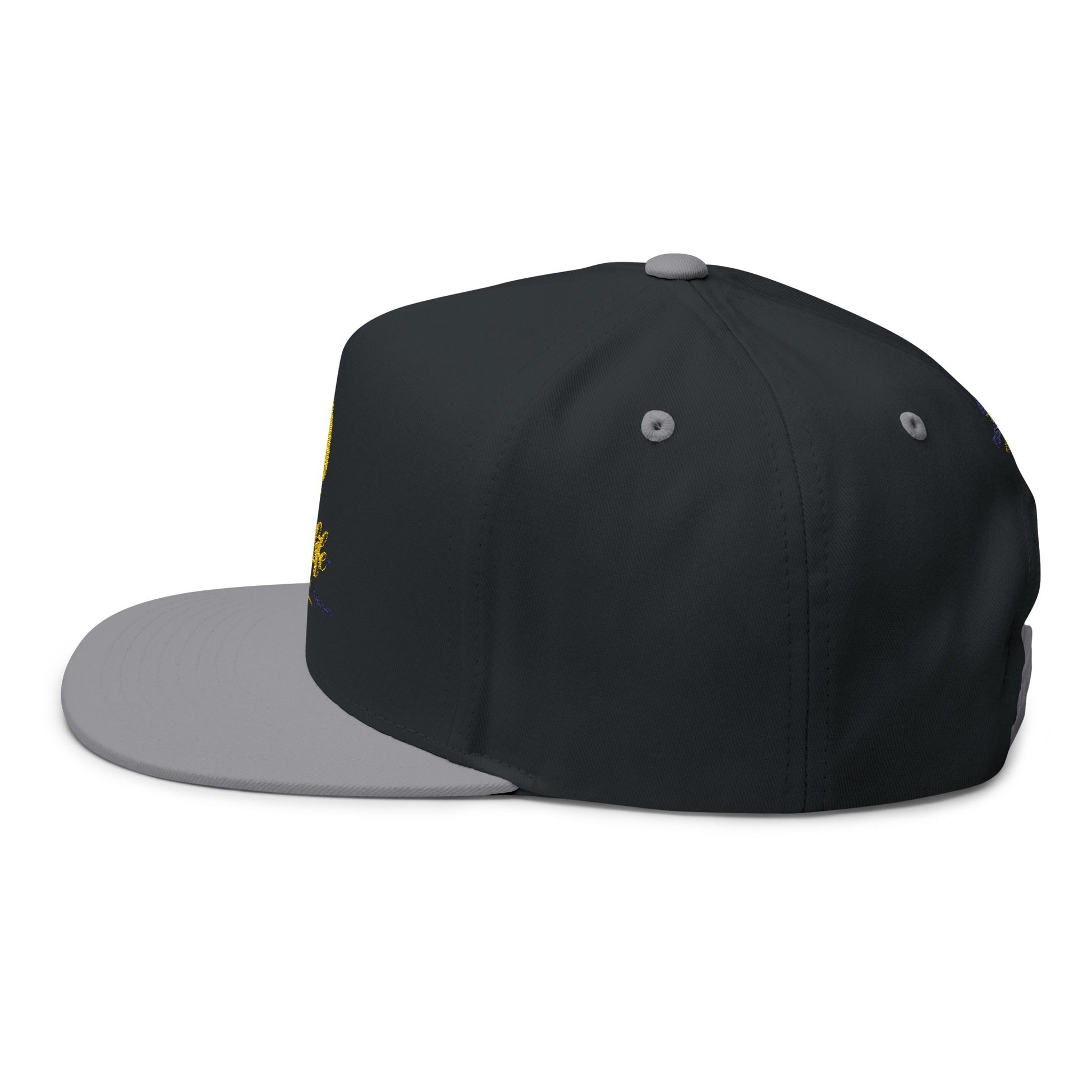 Gorra plana con logo de llama amarilla bordada, estilo snapback, de la marca Printify, vista frontal en imagen clara.