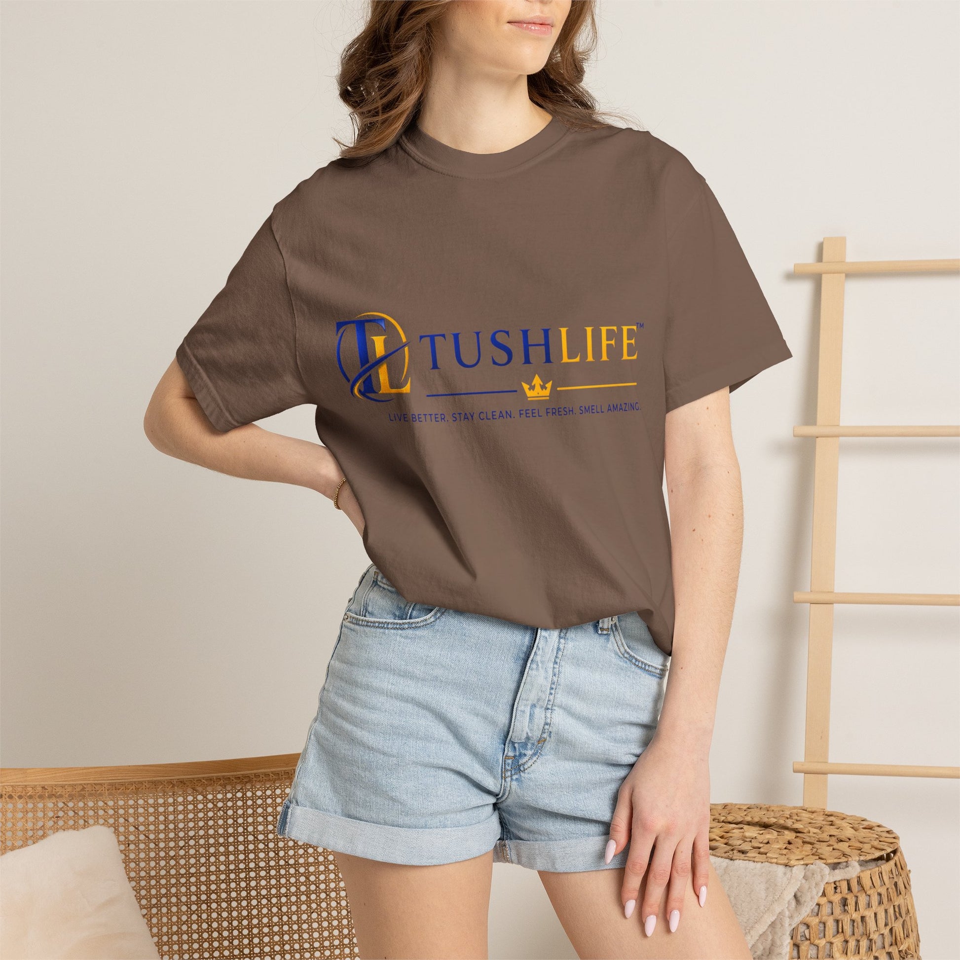Camiseta de algodón premium TUSHLIFE para uso diario, en color blanco, con diseño simple y cómodo, marca Printify.