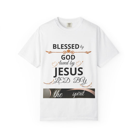 Camiseta unisex de color teñido con mensaje religioso "Bendecido por Dios" de Printify, ideal para iglesia, familia y viajes.