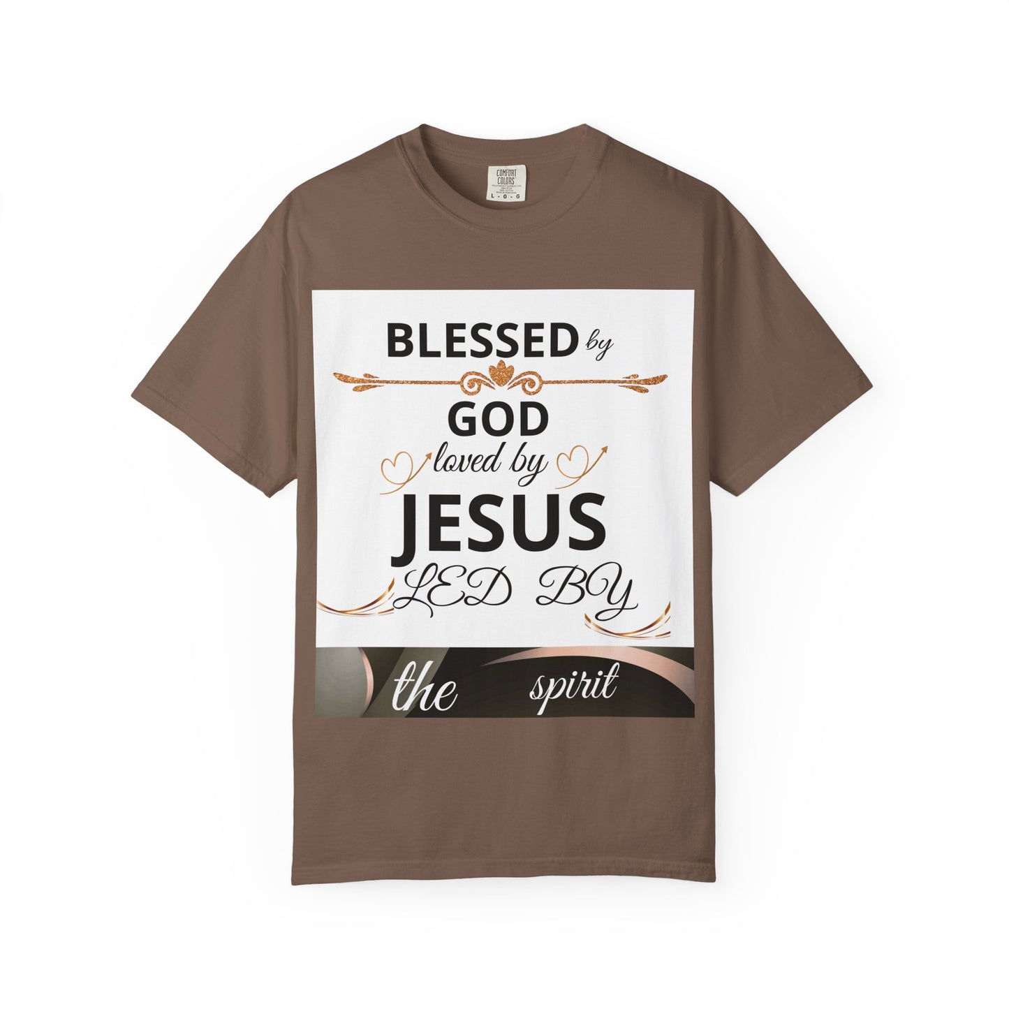 Camiseta unisex de teñido en prenda con diseño religioso inspirado en la fe, ideal para iglesia, familia y viajes.