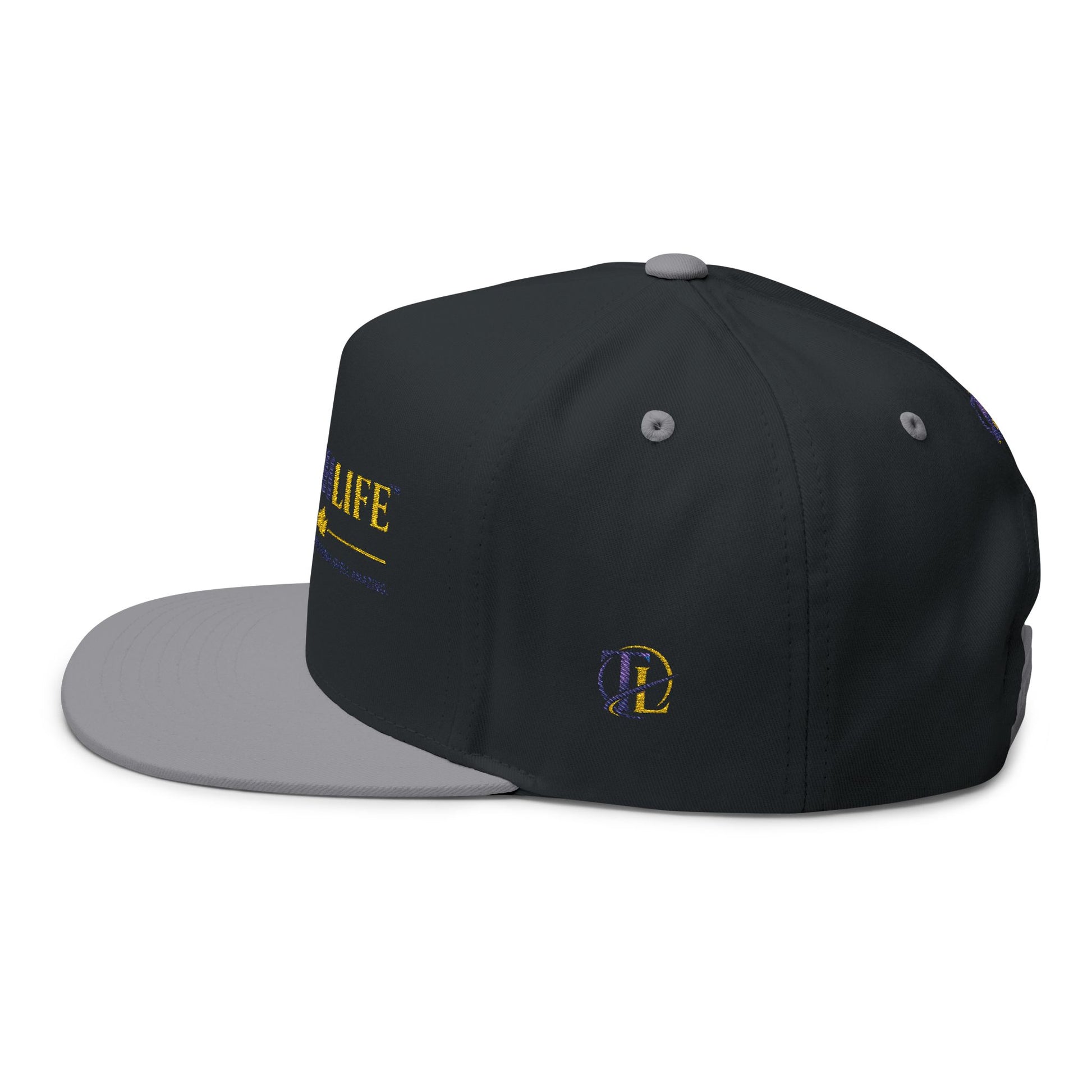 Gorra trucker TushLife Flame con bordado, malla y cierre snapback, en estilo casual y moderno.