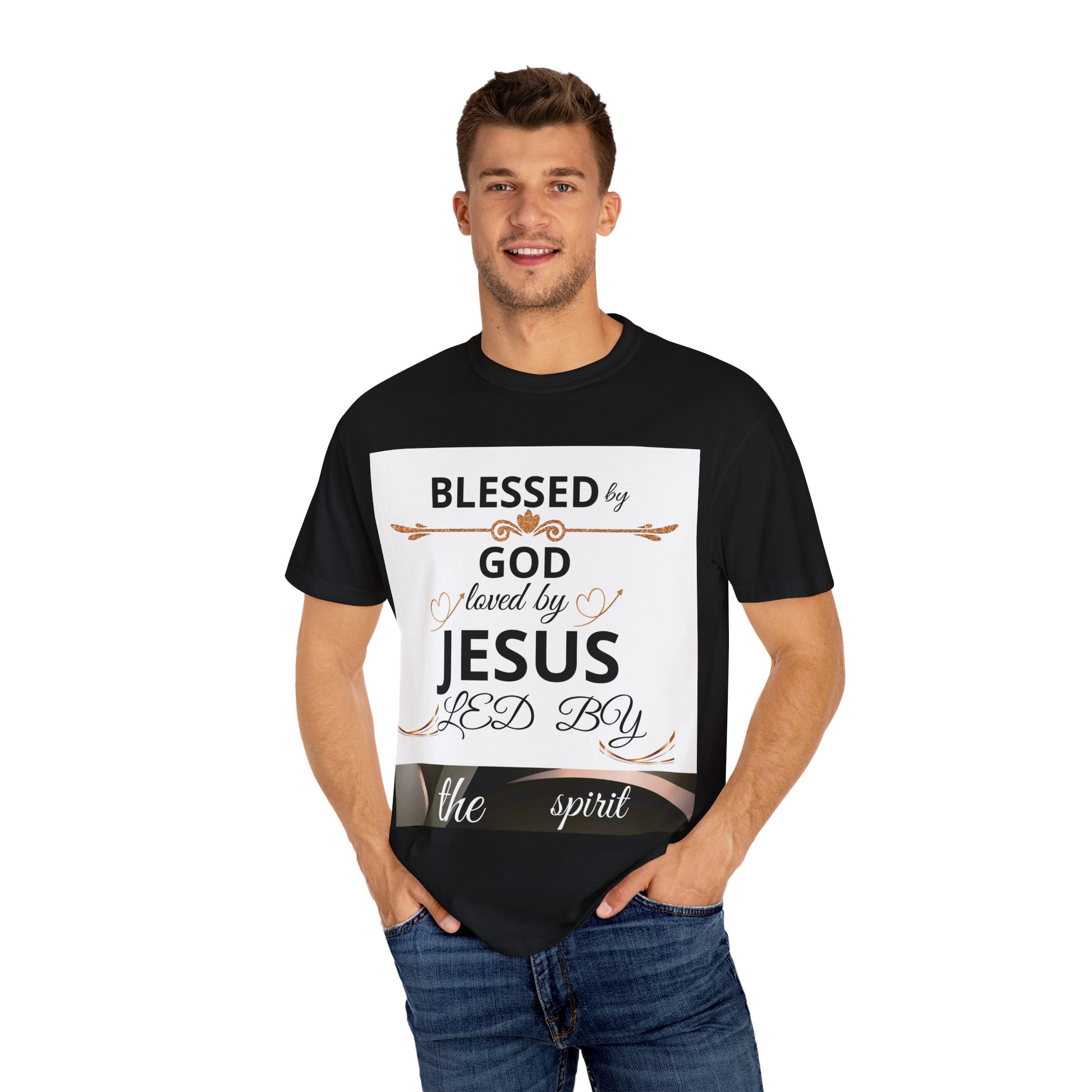 Camiseta unisex de color teñido con mensaje "Bendecido por Dios" de Printify, ropa cristiana para iglesia, familia o viajes.