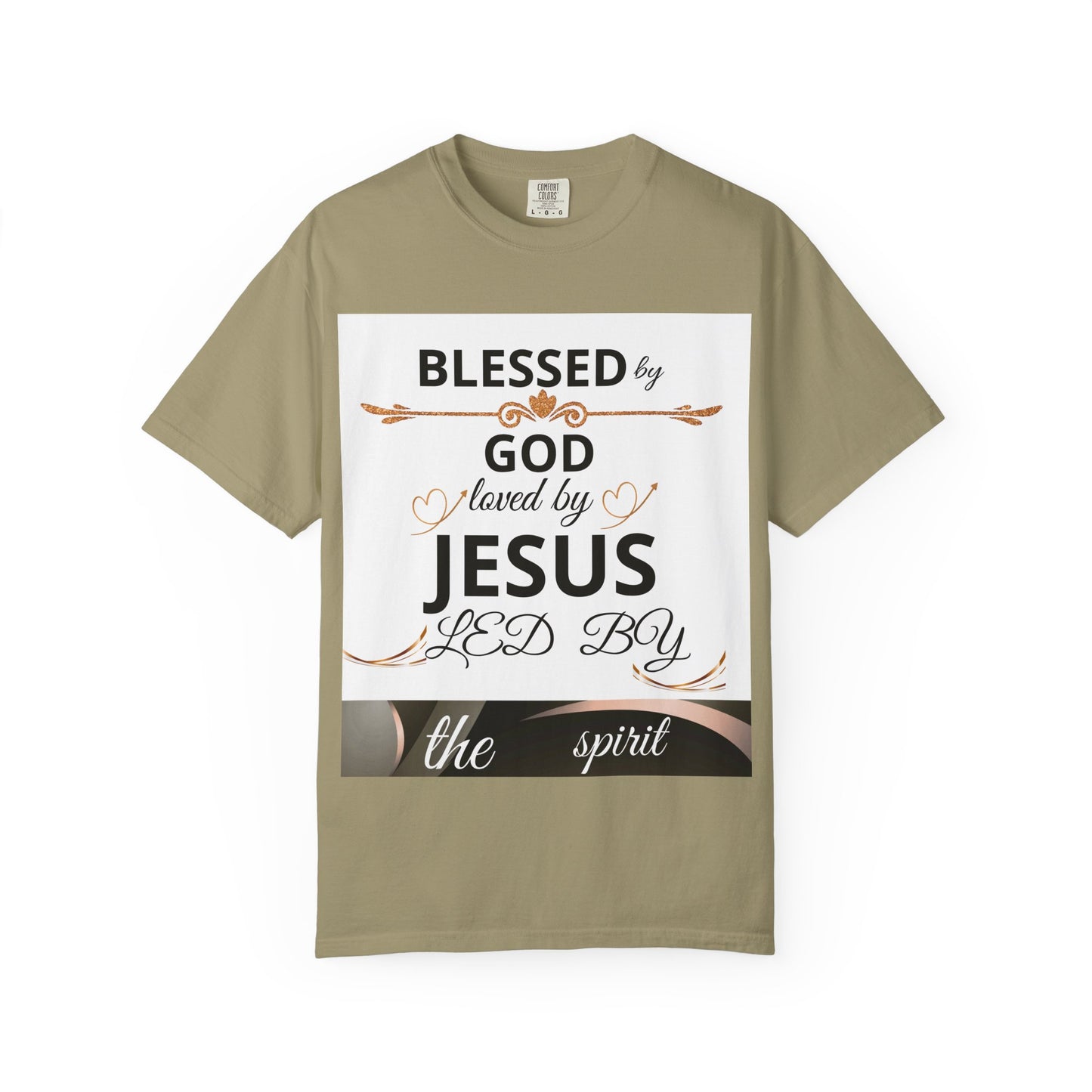 Camiseta unisex de color teñido por impresión con mensaje religiosa "Blessed by God" en estilo casual y cómodo para iglesia y familia.