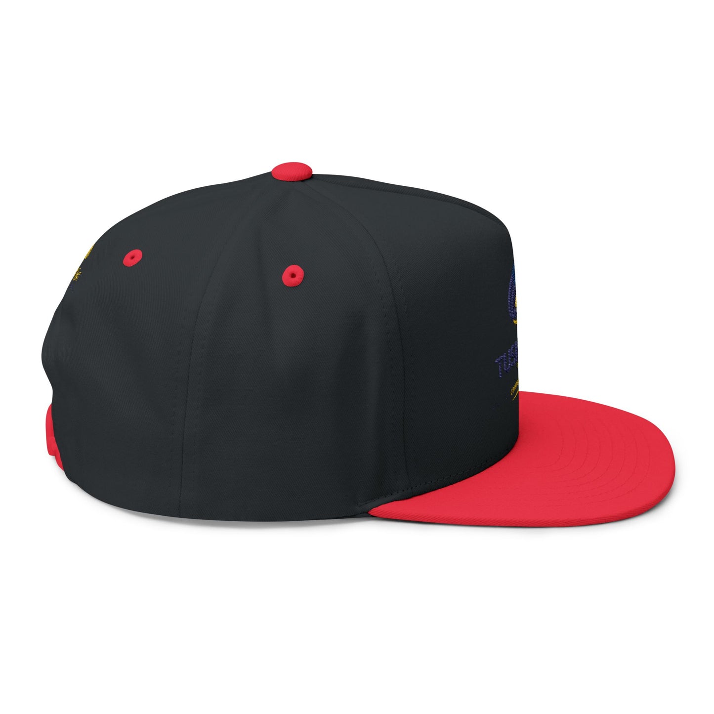 Gorra plana con logo de llama amarilla y cierre ajustable, diseñada por Printify, vista desde el frente con bordado visible