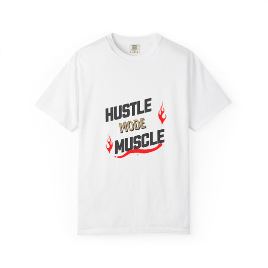 Camiseta tipo T de Printify Hustle Mode Muscle, camiseta motivacional para gimnasio con diseño de texto en la parte frontal.