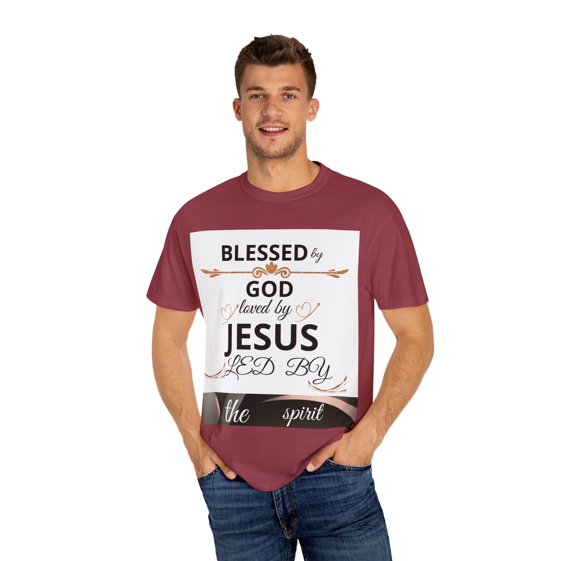 Camiseta unisex de la marca Printify con mensaje cristiano "Blessed by God" en estilo de camiseta teñida para iglesia y familia.