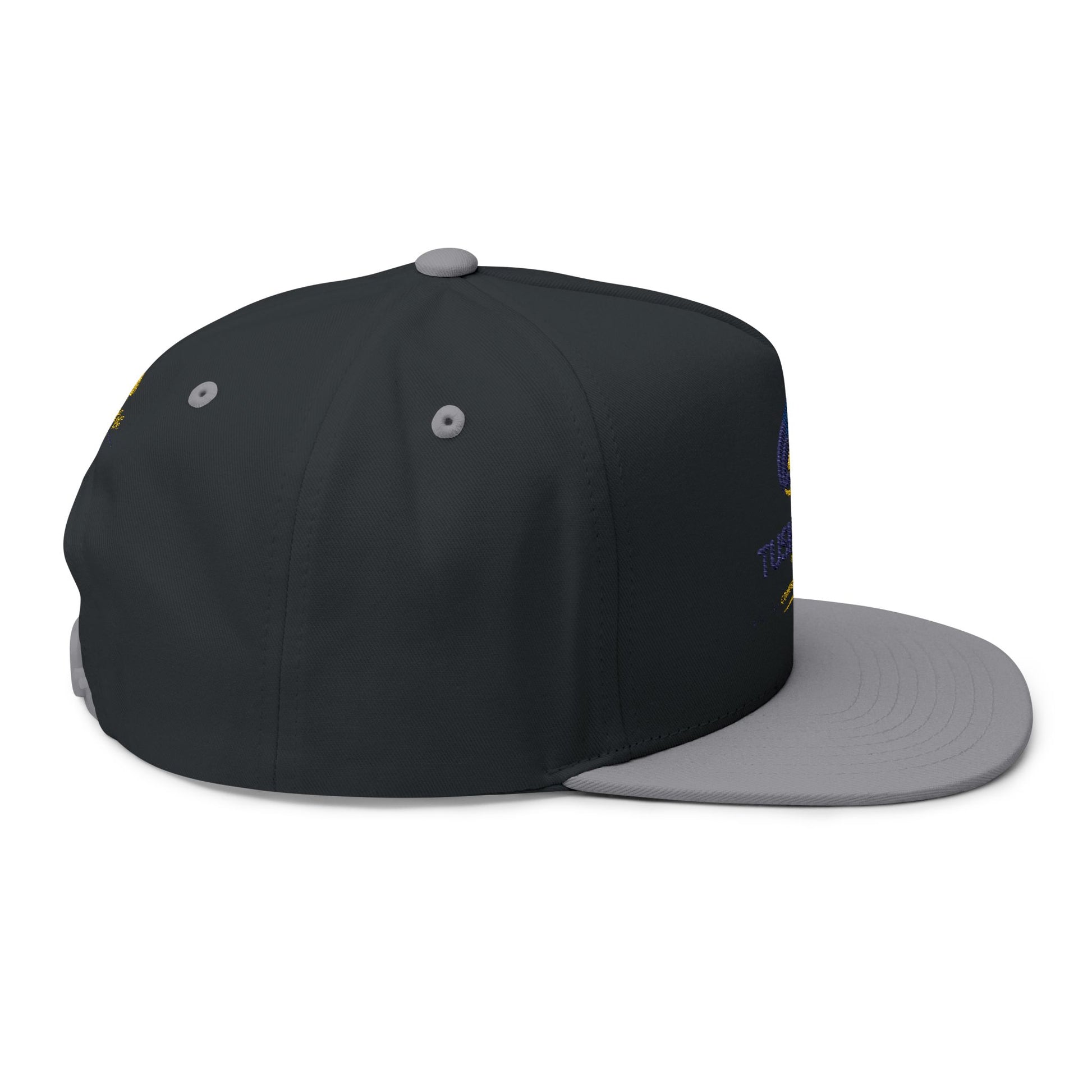 Gorra plana con logo de llama amarilla y cierre ajustable, estilo snapback, de la marca Printify, visible en la imagen.