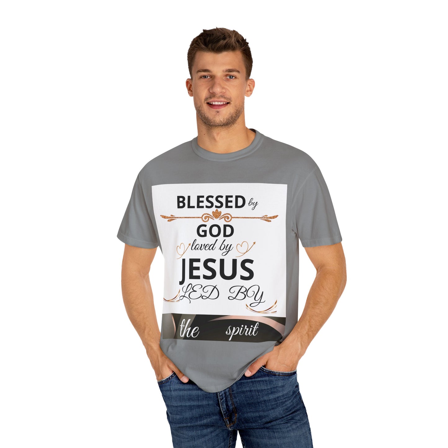 Camiseta unisex Blessed by God con coloración por prendas, ideal para iglesia, familia y viajes, ropa cristiana de Printify.