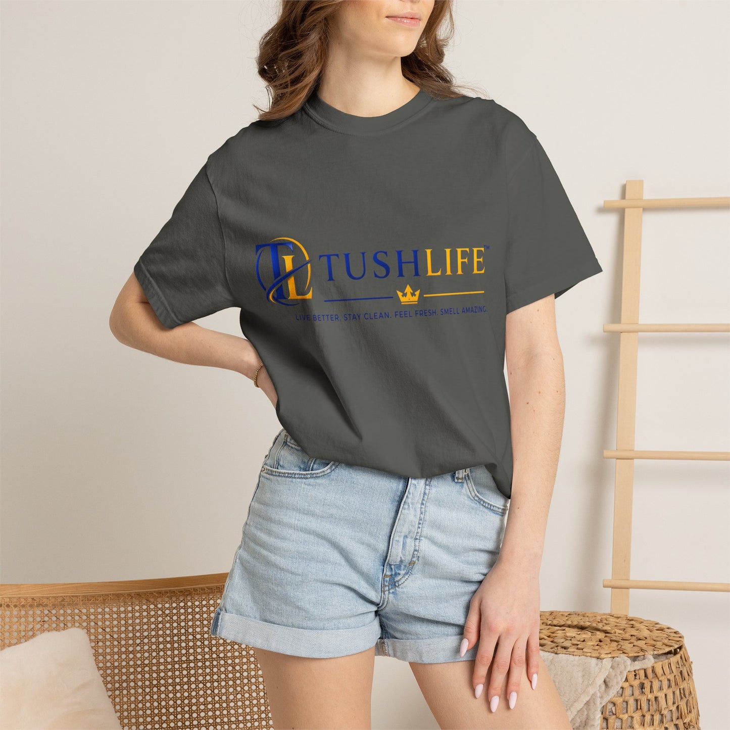 Camiseta de algodón premium TUSHLIFE, camiseta cómoda para uso diario, en color blanco, vista frontal con cuello redondo.