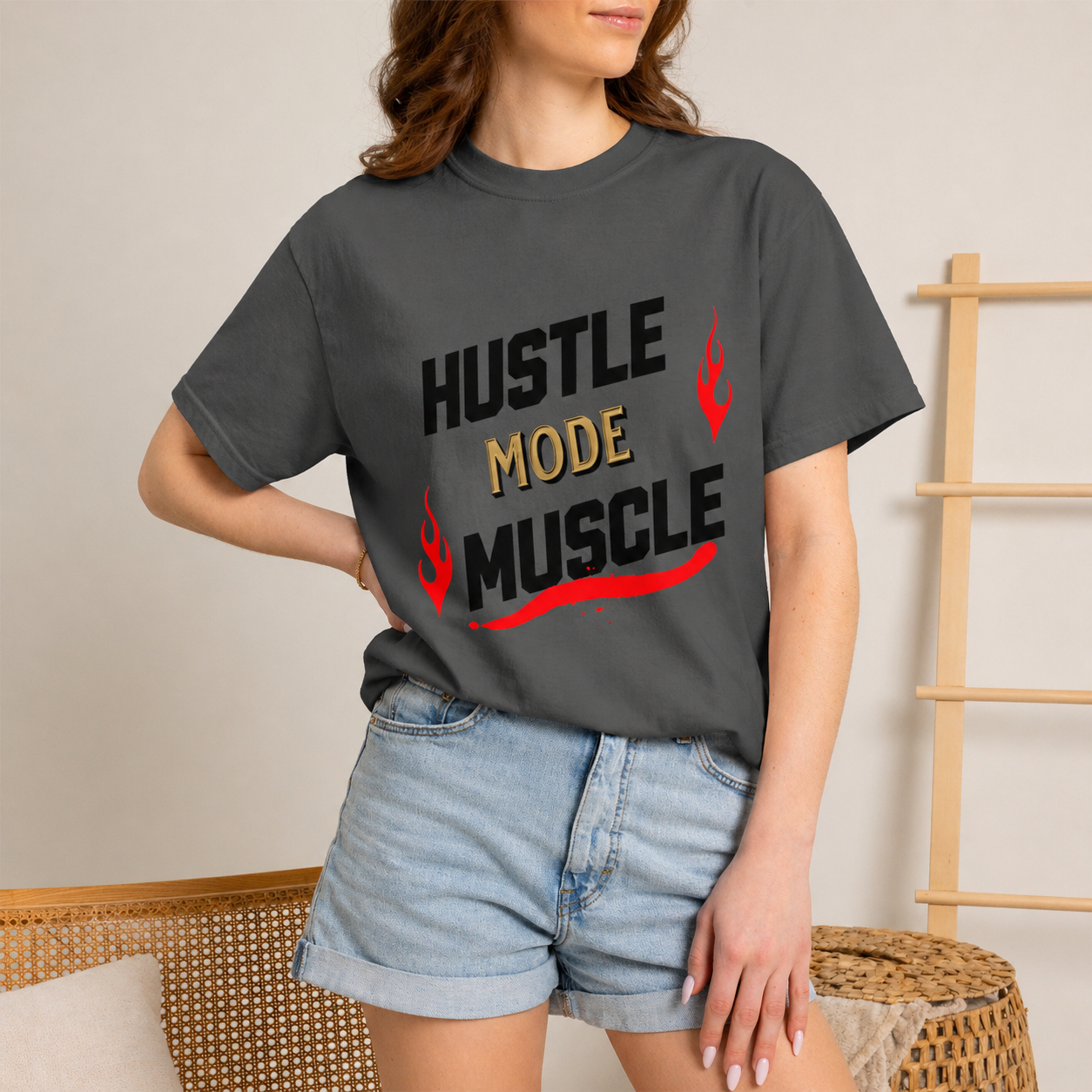 Camiseta Hustle Mode Muscle de Printify, camiseta deportiva motivacional para gimnasio, con diseño inspirado en estilo atlético.
