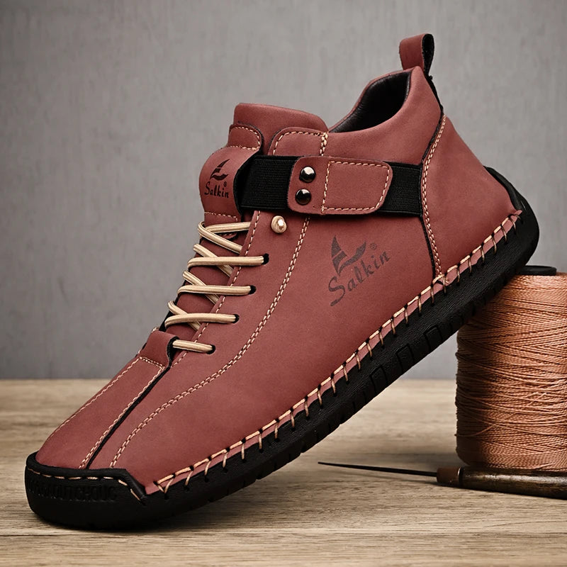 Zapatos casuales de cuero para hombres de Dreamblue, diseño artesanal, botas cortas transpirable para exteriores en color marrón.