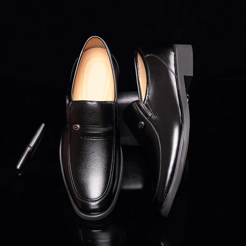 Zapatos de vestir para hombre de cuero negro de la marca Dreamblue, mocasines formales y cómodos con diseño slip-on.