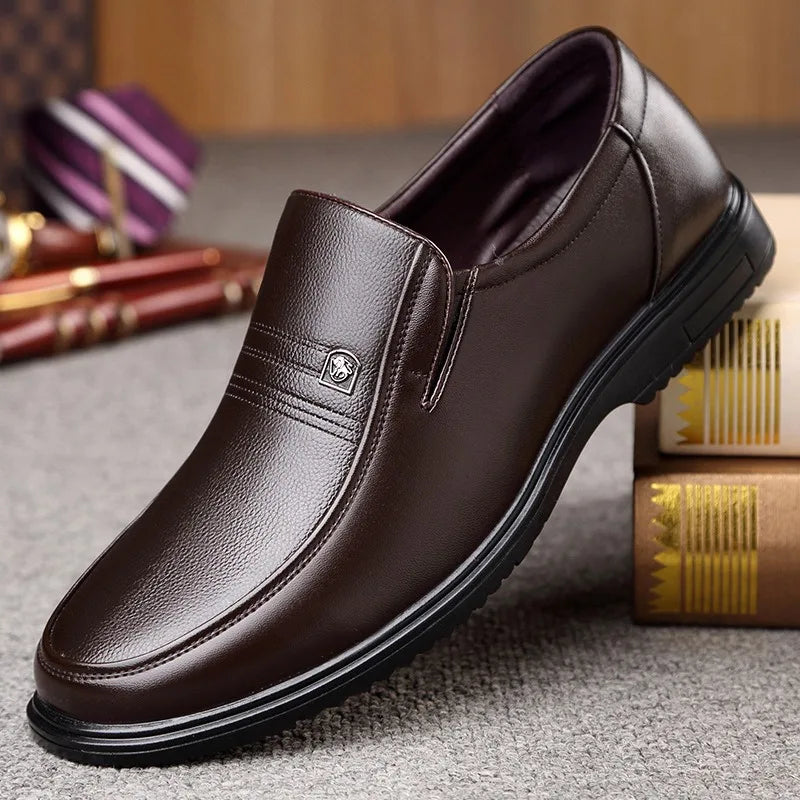 Zapatos formales de cuero para hombre de Dreamblue, en tonos marrón, mocasines y slip-on con diseño elegante y transpirable.