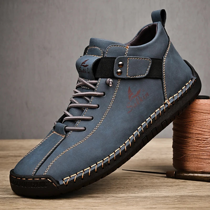Zapatos casuales de cuero para hombre de 2024, diseño artesanal, zapatillas transpirables y botas cortas para exteriores, en color negro.