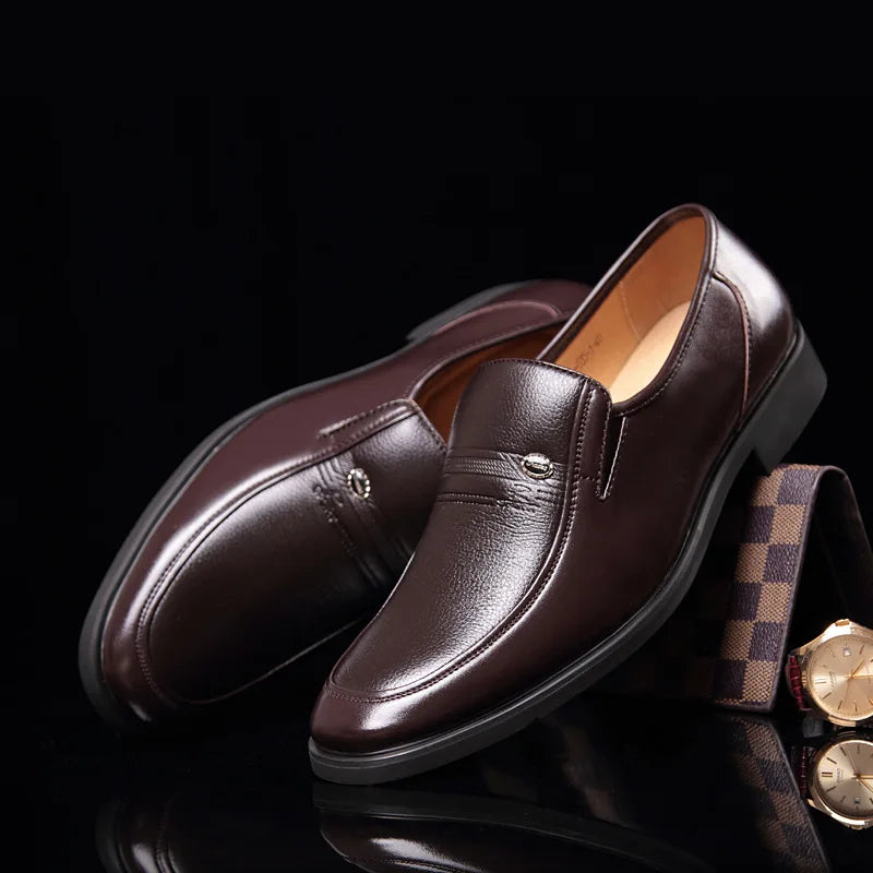 Zapatos formales de cuero para hombre de marca de lujo, mocasines negros con suela antideslizante y diseño transpirable.