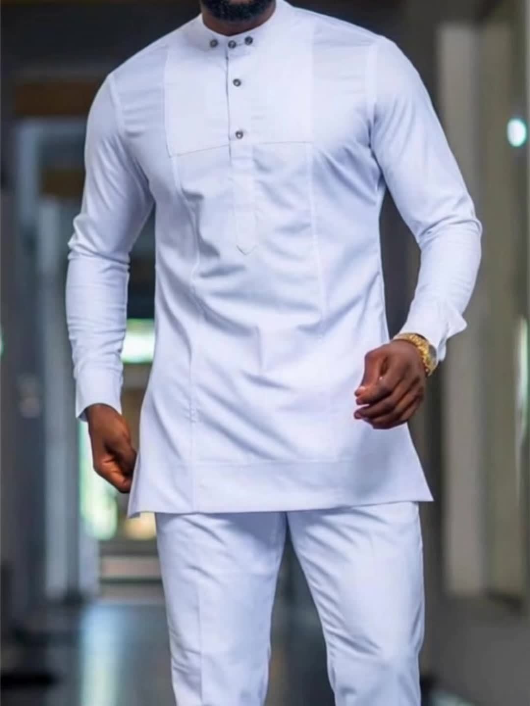 Conjunto de hombre Dashiki blanco de 2 piezas con cuello especial y ajuste a medida, camisa de manga larga y pantalones cómodos.